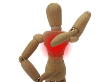 背中の痛みが右側・左側か真ん中で原因と治し方が変わる