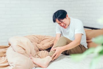 足がつる原因と予防法・夜中に足がつった時の対処法