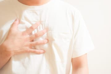 肋骨の痛みは肋軟骨炎！？原因と症状と治し方