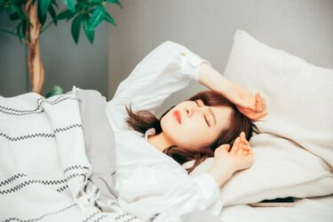眠いのに寝付けない。不眠症の原因と改善方法